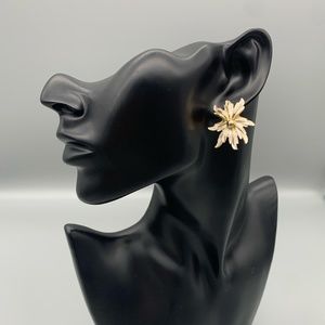 Vintage Park Lane 1970s gold and white flower clip-on earrings. Good Condition.